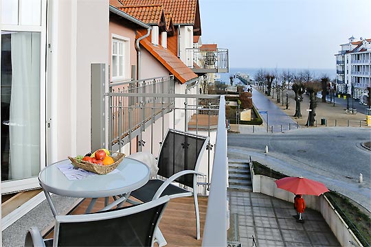 vom Balkon die wunderschöne Aussicht auf die Seebrücke und die Ostsee genießen