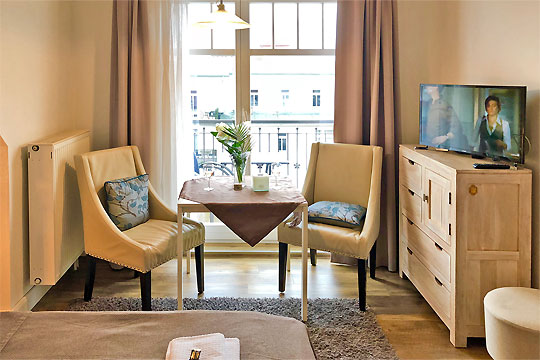 gemütliche Sitzecke gemütliche Sitzecke im Einraumappartement mit Balkon