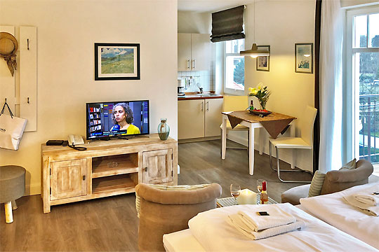 großzügiges Appartement mit Doppelbett und integrierter Küchenzeile Blick auf die integrierte Küchenzeile