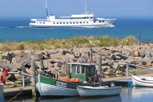 Das Fahrgastschiff Baltica passiert den Kühlungsborner Yachthafen